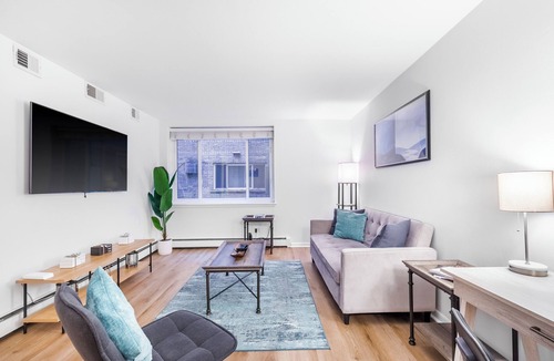 Lake View East Apartment | Pristine Lakeview l Boystown l Wrigley Haven l Beach