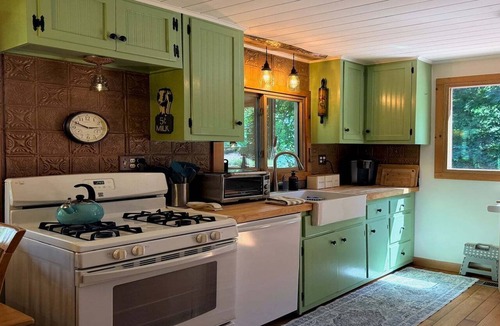 North Egremont House | Pristine Prospect lake, paddle boards, swim dock+!