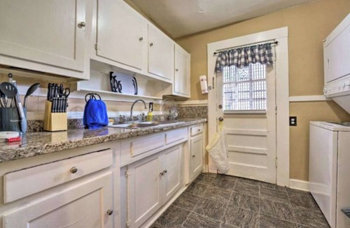 East Memphis Apartment | Private 1BR Duplex. King Bed, Parking, Near UofM