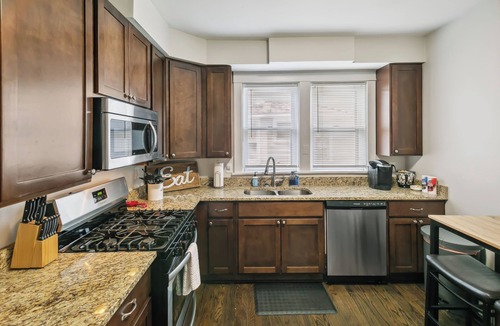 Libertyville Apartment | Private 2 Bedroom Walk to downtown Libertyville