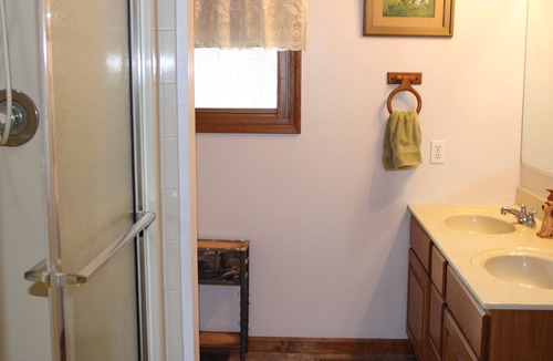 Akin Other | Private country setting. just 10 minutes from town