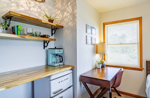 Colington House | Private efficiency close to the beach & bay! Great for couples. Dog-friendly.