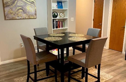 Manhattan House | Private Room in a Shared Home, Free Parking, Near Stadium & Campus