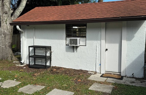 Melbourne Cottage | Private Tiny-Home, bath, mini kitchen, twinbed, desk, micro, FIT, MLB, 3m2 beach