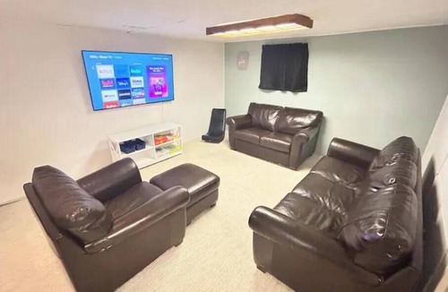 Arlington Heights House | PROMO 10% WEEKLY 15% MONTHLY DISCOUNT 2-Car Garage Cal King Bed Fenced Yard