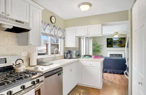 Fox Valley House | PROMO 10% WEEKLY AND 15% MONTHLY OFFnNaperville/Aurora, King Bed, Fenced Yard!