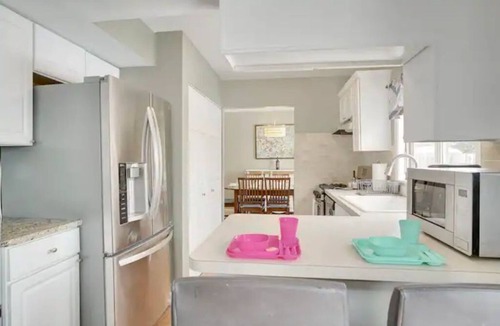 Fox Valley House | PROMO 10% WEEKLY AND 15% MONTHLY OFFnNaperville/Aurora, King Bed, Fenced Yard!