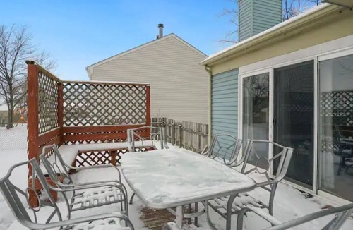 Fox Valley House | PROMO 10% WEEKLY AND 15% MONTHLY OFFnNaperville/Aurora, King Bed, Fenced Yard!
