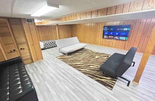 Fox Valley House | PROMO 10% WEEKLY AND 15% MONTHLY!nSpacious & Quaint Home Game Room LOTS of Beds!