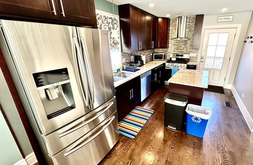 Westchester House | PROMO 10% WEEKLY AND 15% MONTHLY! Jacuzzi, King Beds, Easy Access to DT Chicago!
