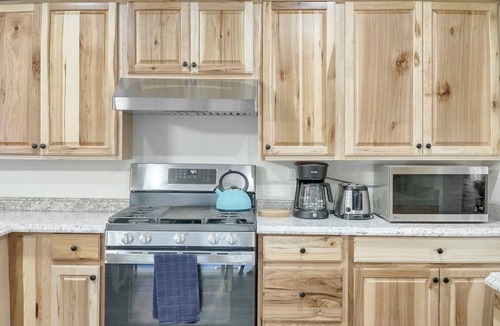 Fox Valley House | PROMO 15% MONTHLY DISCOUNT!nCalifornia King Bed, Fast Wi-Fi and 75" Smart TV