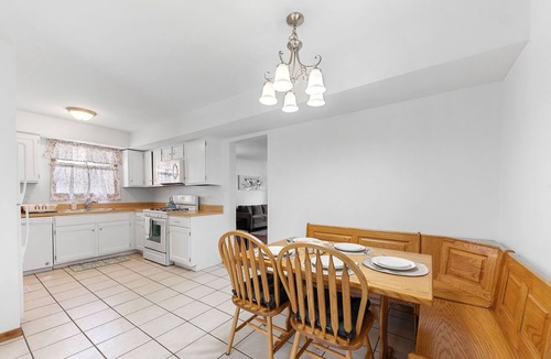 Naperville House | PROMO 22% MONTHLY DISCOUNT!nCentrally-Located Relaxed Family Home!