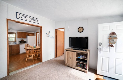 Oscoda House | Quaint Cabin: Beach Days & Bonfire Nights – The Ultimate Summer Escape! No Central A/C