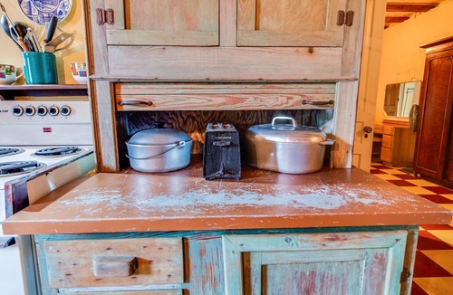 Scott Apartment | Quaint Historical Studio, Courtyard, W/D, King Bed; Minutes From Lafayette