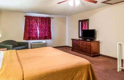 McHenry Hotel | Quaint Inn & Suites