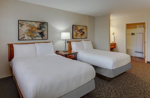 Quincy Hotel | Quaint Riverside Retreat w/Indoor-Outdoor Pool! Free On-site Parking