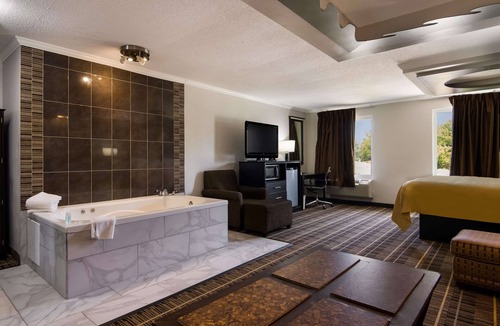 Fox Valley Hotel | Quality Inn Aurora - Naperville Area