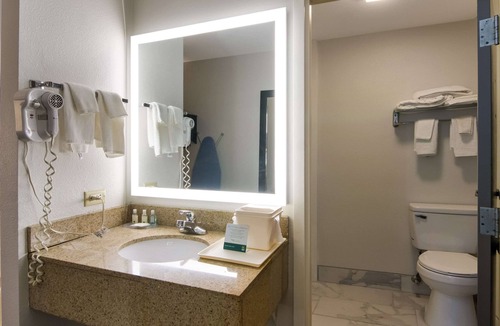 Fox Valley Hotel | Quality Inn Aurora - Naperville Area