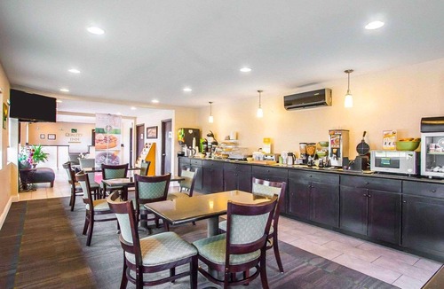 Cairo Hotel | Quality Inn Cairo I-57