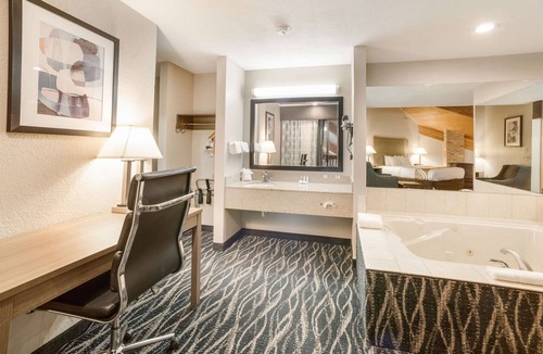 Effingham Hotel | Quality Inn Effingham North