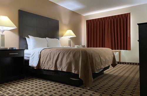 Morton Hotel | Quality Inn Morton at I-74