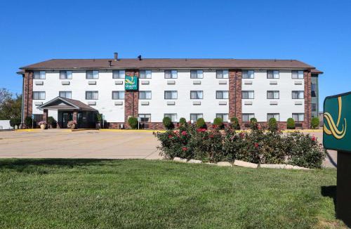 Bloomington Hotel | Quality Inn & Suites Bloomington I-55 and I-74