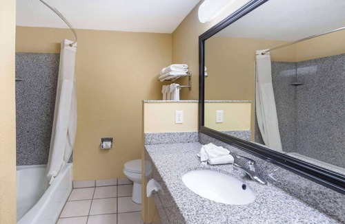 Bloomington Hotel | Quality Inn & Suites Bloomington University Area