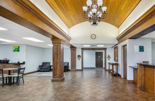 Monterey Hotel | Quality Inn & Suites Monterey I-40