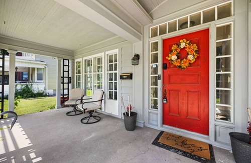 Peoria House | Queen Bed Retreat | Full Kitchen + Laundry Access