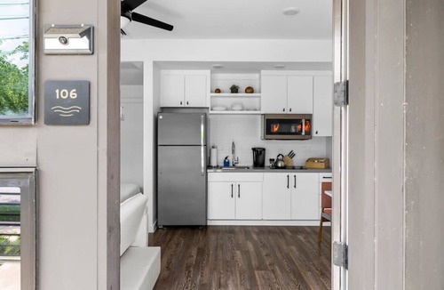 East Cesar Chavez Apartment | Queen Bed Studio & Patio in Downtown Austin