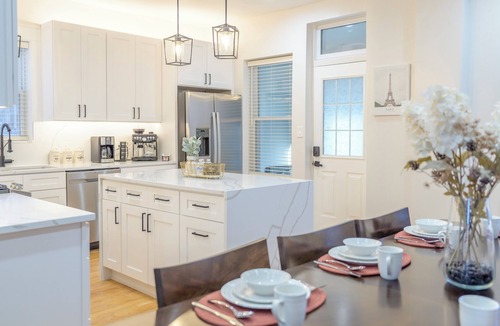 Logan Square Apartment | Queen Beds, EV Charging, Near Train: Luxury Stay