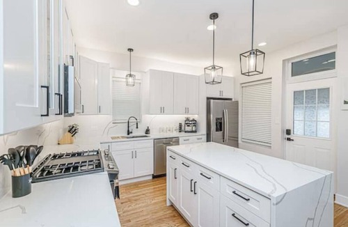 Logan Square Apartment | Queen Beds, EV Charging, Near Train: Luxury Stay