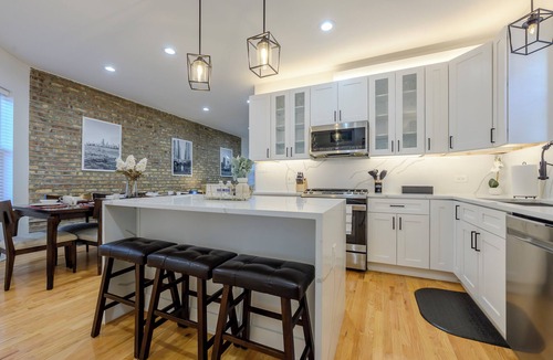 Logan Square Apartment | Queen Beds, EV Charging, Near Train: Luxury Stay
