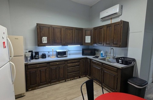 Robinson Apartment | Queen Room with Free Laundry