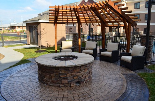 Bowling Green Apartment | Queen Studio Suite | Free Breakfast, Pool & Gym