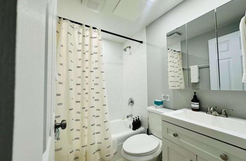 Lake View East Apartment | Quiet 1 Bedroom 1 Free Parking High Speed Wi-Fi