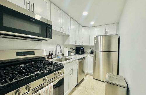 Lake View East Apartment | Quiet 1 Bedroom 1 Free Parking High Speed Wi-Fi