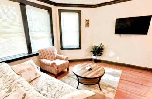 Gage Park Apartment | Quiet 1BR, Eat-In Kitchen, Close to Midway