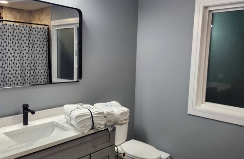 Calumet Heights House | Quiet 3-bedroom house in amazing Chicago with WiFi & AC. Near Everything!