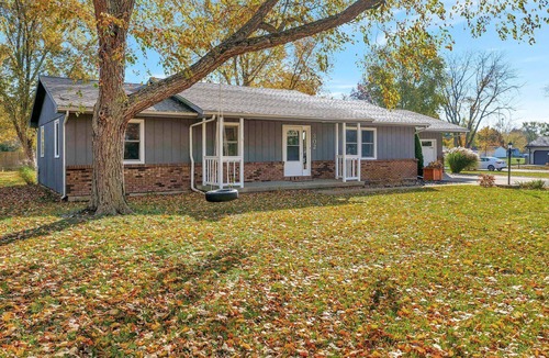 Mahomet House | Quiet 4 bedroom get away 20 min from Campus