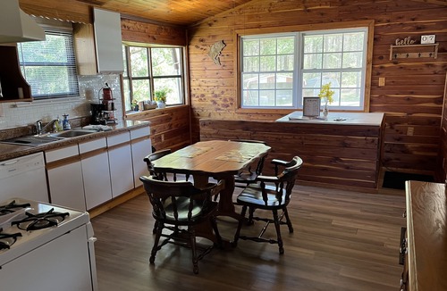 Murphysboro Cabin | Quiet cabin on the lake! 5 minutes from many outdoor adventures and SIUC!