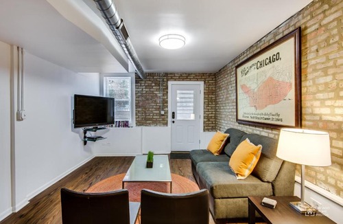 West Town Apartment | Quiet Comfort in the Big City, Just Steps to the Blue Line apts