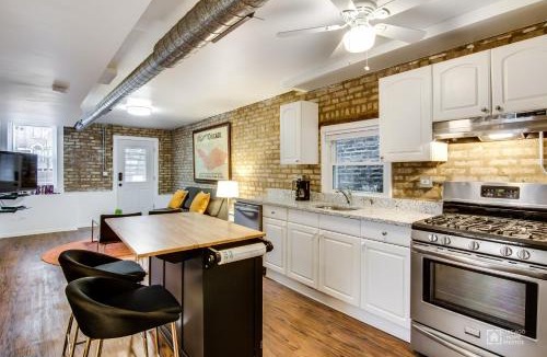 West Town Apartment | Quiet Comfort in the Big City, Just Steps to the Blue Line apts