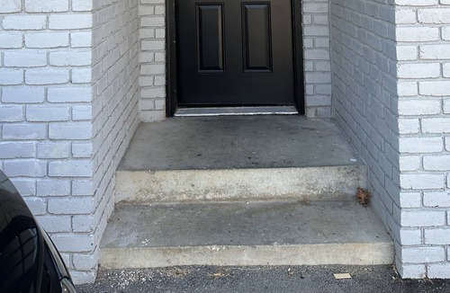 Lexington Apartment | Quiet, Comfortable 1 Bedroom Efficiency with walk in shower, King Memory Foam.