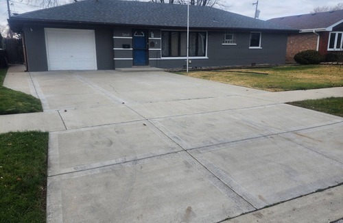 Chicago Ridge House | Quiet cul-de-sac with huge fenced in backyard