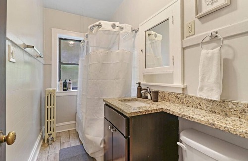 Ravenswood Apartment | Quiet Spacious 2BR Apt walk to Train, near Shops