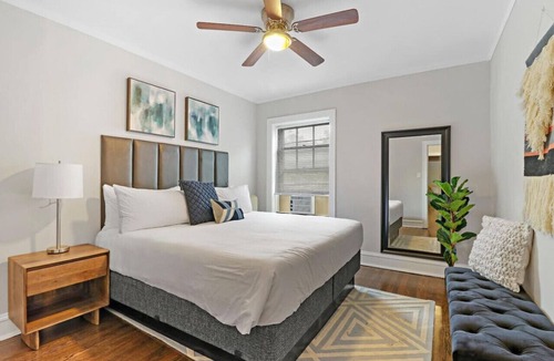 Ravenswood Apartment | Quiet Spacious 2BR Apt walk to Train, near Shops