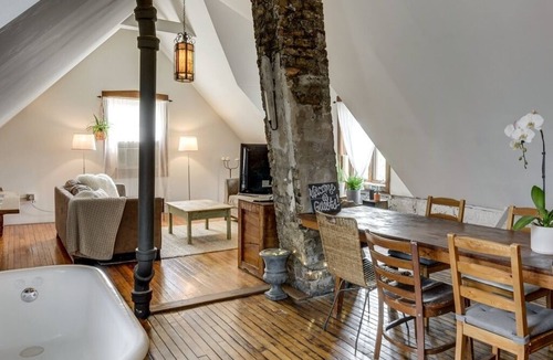 Bucktown Apartment | Quirky Bucktown Chicago Apartment w/parking NO PARTIES