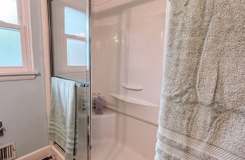 Leland Grove House | Rainbow Retreat ~ 3-bedroom fun loving home full of color!