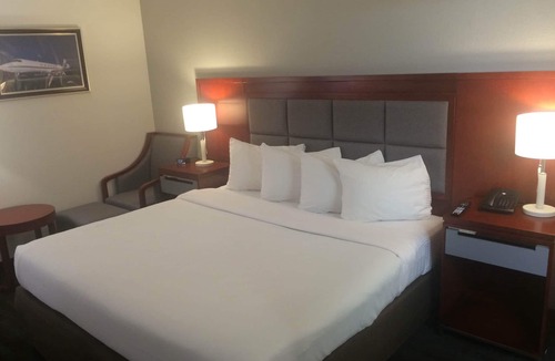 Wheeling Hotel | Ramada Plaza by Wyndham Chicago North Shore
